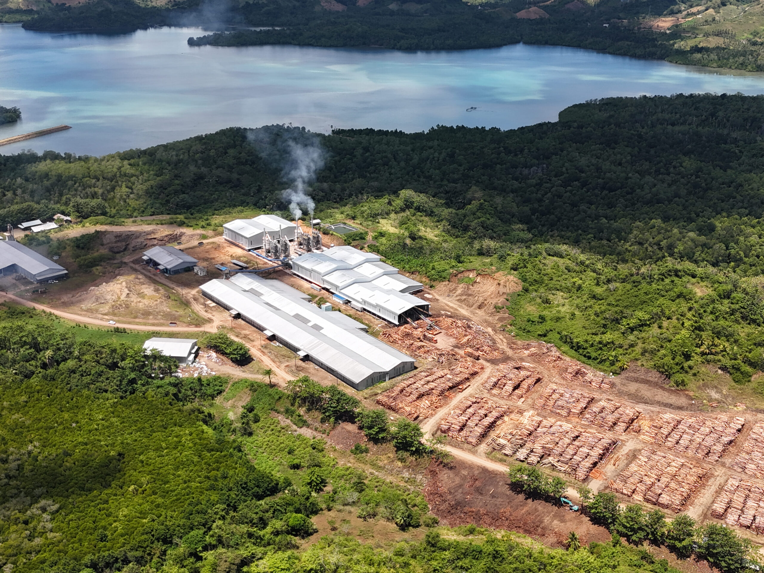 ゴロンタロ州北部のペレット工場に積まれた、熱帯林の丸太(c)Solutions for Our Climate (SFOC)