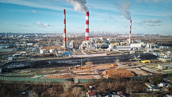 ワルシャワのシェキェルキにある熱電併給プラントでは、石炭とバイオマスの混焼が行われており、年間約350トンの固体バイオマスが燃焼されている。
写真提供:Workshop for All Beings(ポーランド)