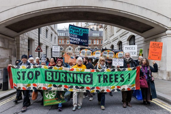 2024年、英国で行われた新たなドラックス社への補助金に反対する抗議行動。写真提供：@CrispinHughes